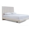 Vista diagonal de la Cama Julieta Apolo Tap de la marca Aristas. Un diseño elegante y sofisticado en el color de tela Tomasso Cuarzo, con un cabecero alto de líneas rectas y tapizado suave.