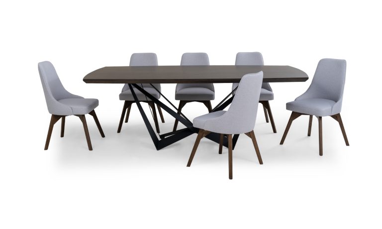 Vista frontal de la Mesa Comedor Versalles con 8 sillas Vela de la marca Aristas. La mesa presenta un diseño rectangular clásico en madera, con patas delicadas. Las sillas Vela, tienen un respaldo alto, líneas limpias y están sostenidas por patas rectas en madera.