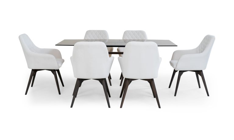 Vista frontal de la Mesa Comedor Atalanta Vidrio Barril + 6 Sillas Odense de la marca Aristas. La mesa presenta una superficie de vidrio, con patas delgadas en madera color Chocolate. Las sillas, están tapizadas en un tono neutro, con un respaldo curvo y patas rectas.