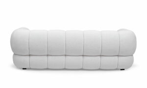 Vista posterior del Sofá Estambul de Aristas. Este sofá destaca por su diseño elegante y contemporáneo. Tiene tapizado en tela de color Boucle Blanco y patas discretas en madera.