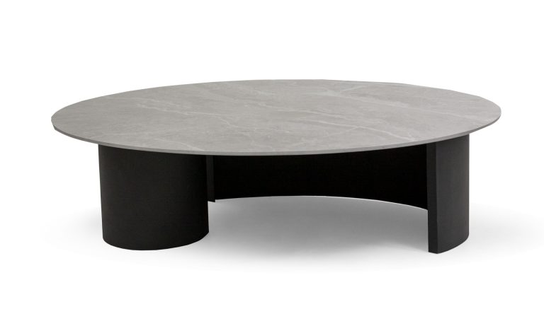 Vista frontal de la Mesa De Centro Oporto Imp de Aristas. Presenta una estructura contemporánea y elegante en cerámica gris.