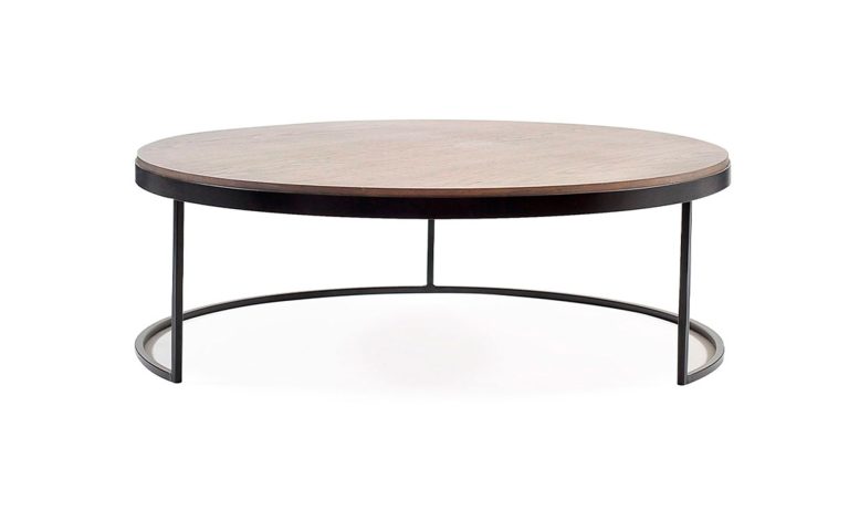 Mesa Centro Luna Mad D/90 de Aristas, vista en perspectiva frontal. Un diseño moderno y elegante, con una superficie redonda en roble europeo y una base delgada de estilo contemporáneo.