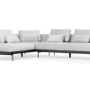 Vista diagonal de la Sala en L Modular Maia de la marca Aristas. Un diseño elegante y contemporáneo con un tapizado suave y patas delgadas en metal.