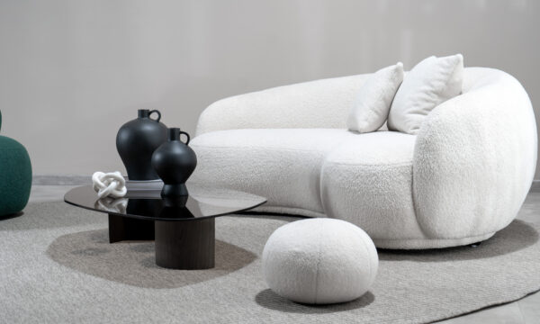Sofá Bolonia de la marca Aristas visto en perspectiva diagonal. Un diseño moderno y contemporáneo con líneas curvas y un espaldar amplio y acolchado en el color de tela Boucle Blanco.