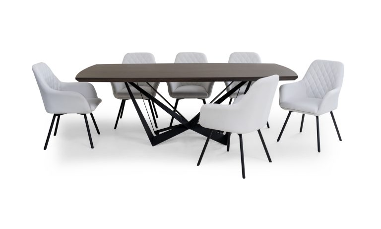Mesa de Comedor Versalles con 8 Sillas Odense de la marca Aristas, vista frontal. La mesa presenta un diseño elegante con una superficie amplia en madera color Chocolate y una base moderna de líneas rectas. Las sillas Odense, tienen un tapizado en tonos neutros y están sostenidas por patas metálicas.