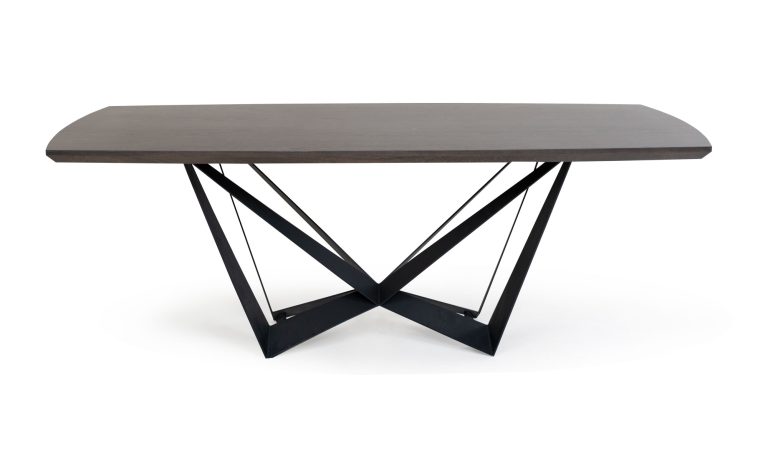 Vista frontal de la Mesa De Comedor Versalles de 8 Puestos de Aristas. Presenta un diseño clásico y moderno con una estructura robusta en madera color Chocolate y una base geométrica metálica.