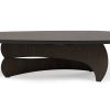 Mesa de Centro Chelsea de la marca Aristas, vista frontal. Presenta un diseño moderno con una superficie rectangular y una base asimétrica en madera color Ceniza.