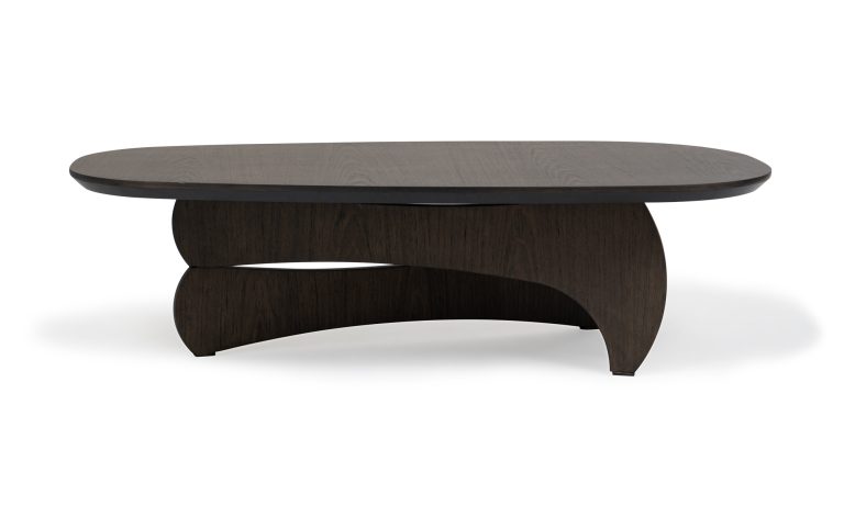 Mesa de Centro Chelsea de la marca Aristas, vista frontal. Presenta un diseño moderno con una superficie rectangular y una base asimétrica en madera color Ceniza.