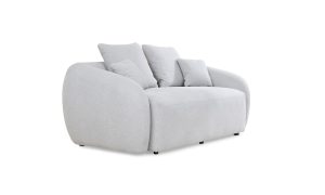 Vista diagonal del Sofá Demand de la marca Aristas. Presenta un diseño moderno de líneas curvas, con cojines acolchados, patas discretas y un tapizado en tela suave de color Dickens Cuarzo.