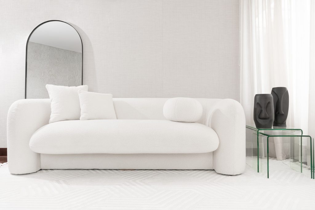 Sofá Milan de la marca Aristas, visto en perspectiva frontal. Un diseño moderno con una estructura de líneas líneas curvas que aportan un estilo elegante y contemporáneo.