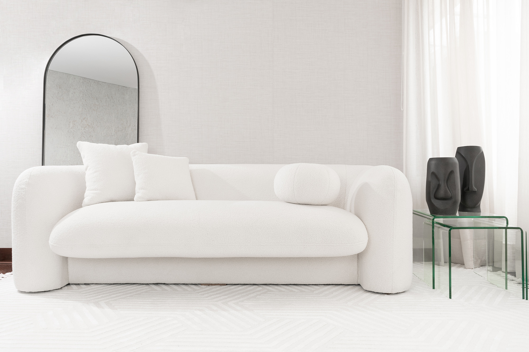 Sofá Milan de la marca Aristas, visto en perspectiva frontal. Un diseño moderno con una estructura de líneas líneas curvas que aportan un estilo elegante y contemporáneo.