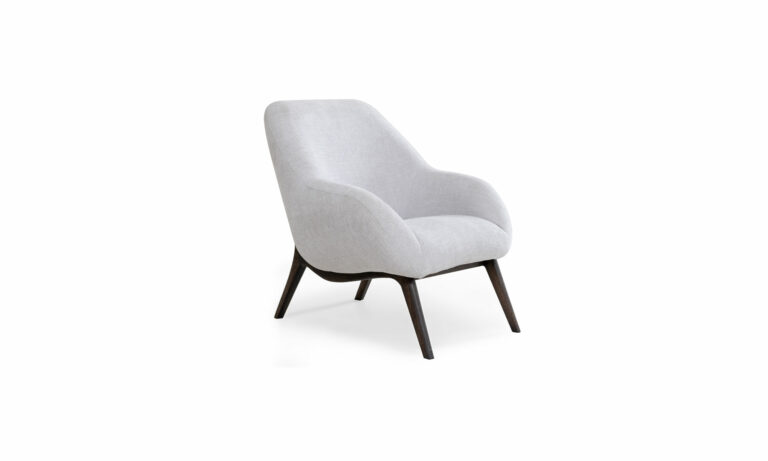 Poltrona Memphis de la marca Aristas, vista diagonal. Presenta un diseño moderno de líneas limpias, con un asiento y respaldo tapizados en tela de tono neutro. La estructura incluye patas rectas en madera color Olmo.