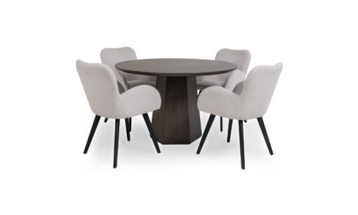 Vista en X del Comedor Milano Redonda D120 + 4 Sillas Modena Beige de Aristas. La mesa presenta un tablero redondo en roble europeo de 120 cm de diámetro y una base central, robusta en forma de pedestal. Las 4 sillas Modena Beige están tapizadas en tela beige, con respaldos altos, ligeramente curvados, sostenidos por patas metálicas.