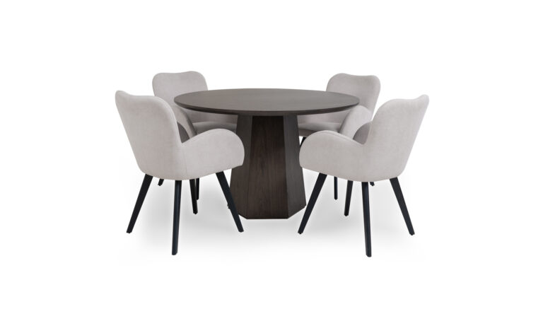 Vista en X del Comedor Milano Redonda D120 + 4 Sillas Modena Beige de Aristas. La mesa presenta un tablero redondo en roble europeo de 120 cm de diámetro y una base central, robusta en forma de pedestal. Las 4 sillas Modena Beige están tapizadas en tela beige, con respaldos altos, ligeramente curvados, sostenidos por patas metálicas.