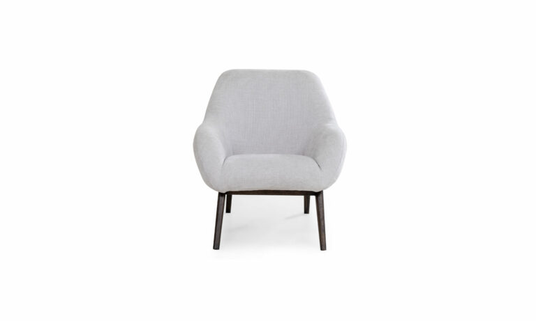 Poltrona Memphis de la marca Aristas, vista frontal. Presenta un diseño moderno de líneas limpias, con un asiento y respaldo amplios, tapizados en tela de tono neutro. La estructura incluye patas rectas en madera que complementan su estilo contemporáneo.