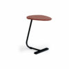 Vista diagonal de la Mesa Auxiliar Viena Sólido de Aristas. Un diseño elegante y minimalista, con un tablero liso en madera color Rosso, y, una base metálica, delgada y curva.