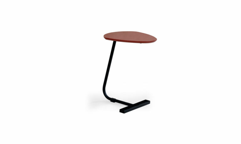 Vista diagonal de la Mesa Auxiliar Viena Sólido de Aristas. Un diseño elegante y minimalista, con un tablero liso en madera color Rosso, y, una base metálica, delgada y curva.