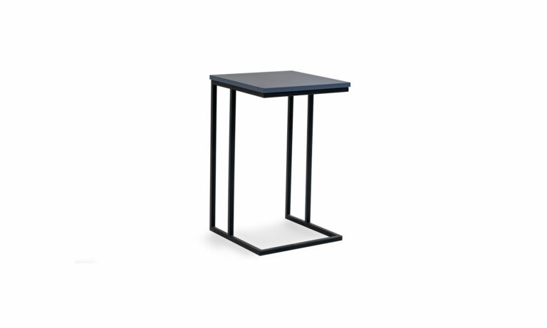 Vista diagonal de la Mesa Auxiliar Zoom Sólido de Aristas. Un diseño moderno y minimalista, que presenta un tablero cuadrado de color Royal Blue, sostenido por una base metálica de líneas rectas.