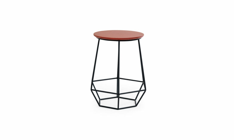 Vista frontal de la Mesa Auxiliar Hexa Sólido de Aristas. Un diseño contemporáneo con un tablero circular y liso, sostenido por una base metálica hexagonal, que le otorga un estilo moderno.