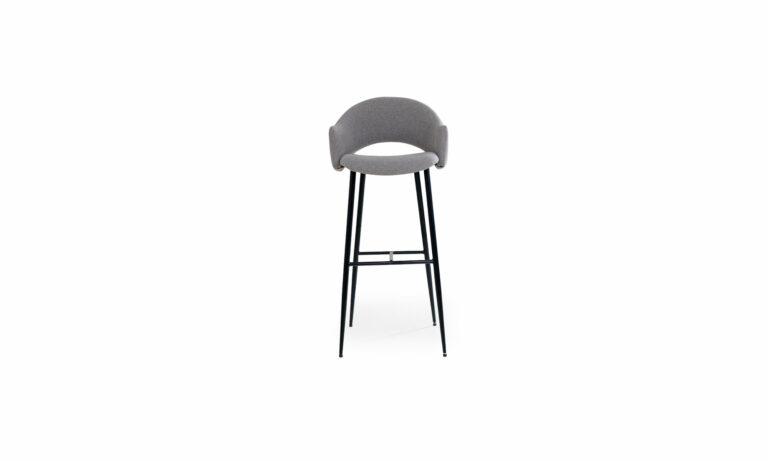 Vista frontal de la Silla Bar Light Grey IMP de Aristas. Presenta un diseño moderno y elegante, tapizado en tela gris claro. Tiene un respaldo ligeramente curvado, con patas metálicas delgadas que le aportan un toque contemporáneo.