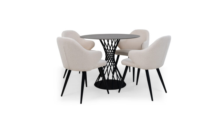 Comedor Berlin Cerámica con 4 sillas Calgary Beige de la marca Aristas visto en diagonal. La mesa presenta un diseño elegante y contemporáneo con una superficie de cerámica en tono neutro. Las sillas Calgary, tapizadas en beige, tienen un respaldo ligeramente curvado y acolchonado.