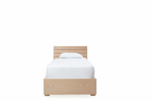 Cama New Verona Atenea de la marca Aristas vista en perspectiva frontal. Presenta un cabecero en roble europeo con acabado natural y líneas rectas, con una base baja que complementa el estilo minimalista del conjunto.
