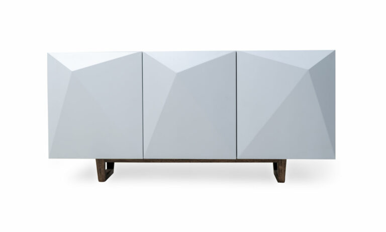 Vista frontal del Aparador Versalles Sólido de Aristas. Destaca por su diseño elegante y funcional de líneas rectas, en roble europeo. Cuenta con cajones amplios de color Blanco y una base discreta en madera color Olmo.