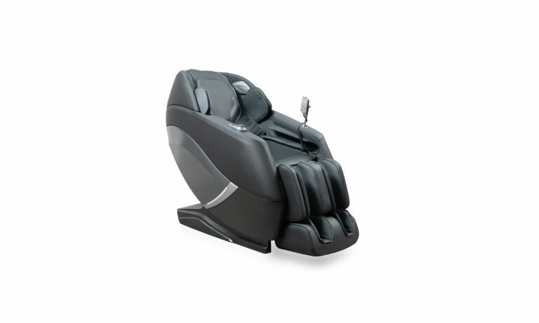 Vista en diagonal de la Poltrona Sencetech Masajeadora IMP de la marca Aristas. Presenta un diseño ergonómico y moderno con un acabado en cuero negro. Cuenta con un respaldo reclinable, reposapiés y 10 funciones integradas.