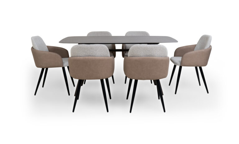 Comedor Sevilla Cerámica 170 con 6 Sillas Málaga de Aristas, visto en perspectiva frontal. La mesa cuenta con una superficie elegante de cerámica rectangular de 170 cm. Las sillas Málaga presentan un respaldo alto y curvado, tapizadas en un material suave.