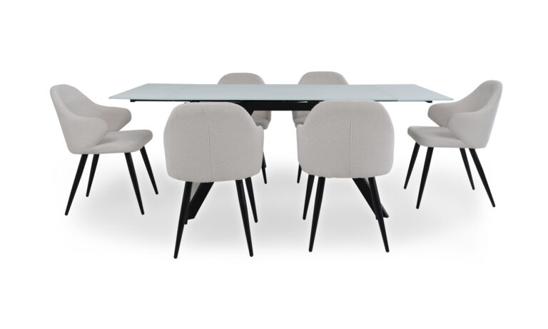 Vista frontal del Comedor 6268NL con 6 sillas Calgary de la marca Aristas. La mesa tiene un diseño elegante con una superficie de vidrio y las sillas Calgary complementan el conjunto con sus respaldos altos y acabado en tela suave.