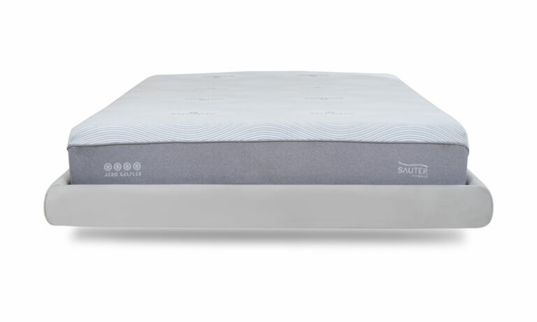 Basecama Apolo + Colchón Aero Gelflex de Aristas y Sauter tech vista frontal. La basecama Apolo tiene un diseño minimalista en el color de tela Gante Marfil. El colchón Aero Gelflex, con tecnología avanzada en su núcleo, ofrece una superficie cómoda para dormir.