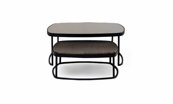 Vista frontal de las Mesas Centro Lisboa Vidrio Madera x2 de Aristas. Este conjunto combina un diseño moderno y funcional, una mesa, con una superficie en espejo color humo y la otra con acabado en madera. Ambas tienen un diseño versátil, que permite usarlas juntas o por separado.