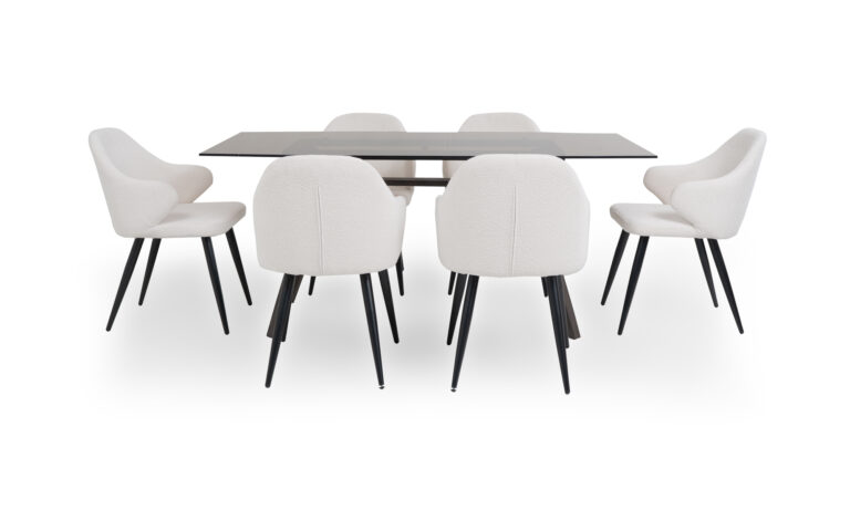 Comedor Atalanta Vidrio 170 con 6 sillas Calgary de la marca Aristas vista frontal. La mesa cuenta con una superficie de vidrio transparente y patas en madera. Las sillas Calgary tienen respaldos altos y están tapizadas en un material suave, complementando el conjunto con un toque contemporáneo.