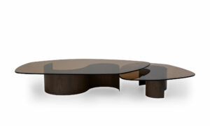 Mesa Centro Madrid Vidrio X2 de Aristas vista frontal. Este conjunto presenta un diseño moderno con superficies en vidrio y bases con forma de S en madera color Chocolate.