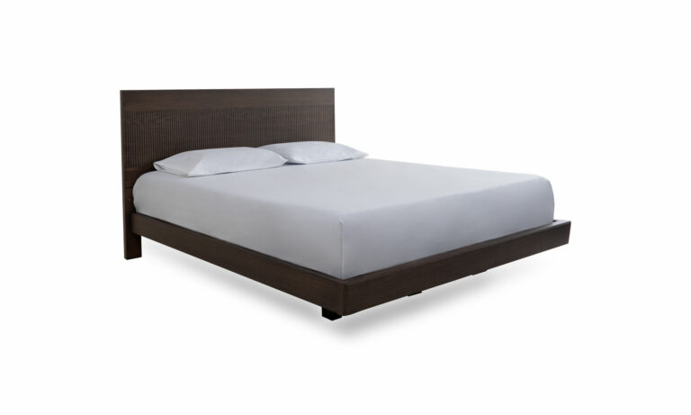 Cama Marsella Ares de la marca Aristas vista en diagonal. Presenta un diseño contemporáneo y moderno con una estructura sólida y líneas rectas en roble europeo.