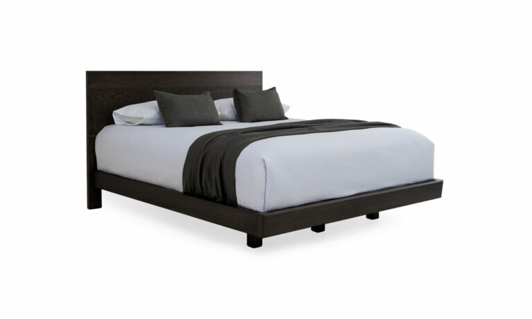 Cama Marsella Ares de la marca Aristas vista en perspectiva diagonal. Un diseño contemporáneo y moderno de líneas rectas, con un cabecero amplio en madera color Ceniza.