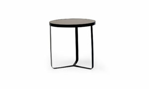 Vista diagonal de la Mesa Auxiliar Metálica Luna de la marca Aristas. Un diseño moderno, circular y elegante en metal, con líneas delgadas y un acabado en color humo.
