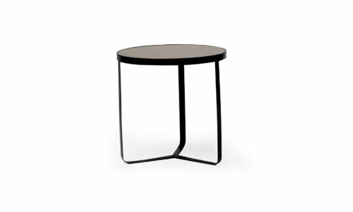 Vista diagonal de la Mesa Auxiliar Metálica Luna de la marca Aristas. Un diseño moderno, circular y elegante en metal, con líneas delgadas y un acabado en color humo.