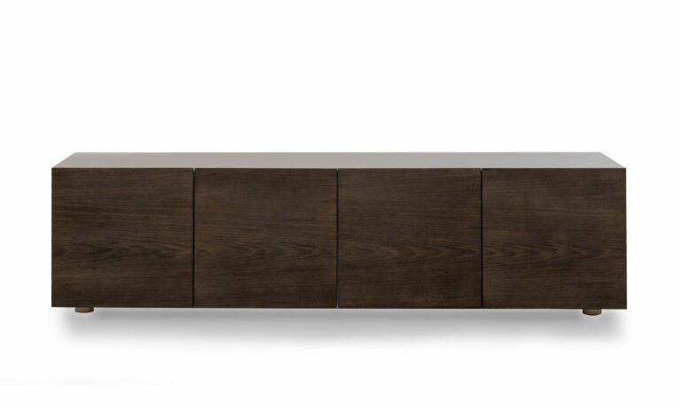 Vista frontal del aparador Parson con puertas en roble 160 de la marca Aristas. Presenta un diseño minimalista en roble europeo de color Gris Niebla, con puertas en madera color Chocolate.