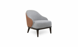 Poltrona Valencia de la marca Aristas vista en diagonal. Presenta un diseño moderno con un asiento y respaldo acolchados, y patas en madera color Olmo.