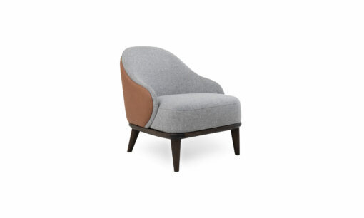Poltrona Valencia de la marca Aristas vista en diagonal. Presenta un diseño moderno con un asiento y respaldo acolchados, y patas en madera color Olmo.