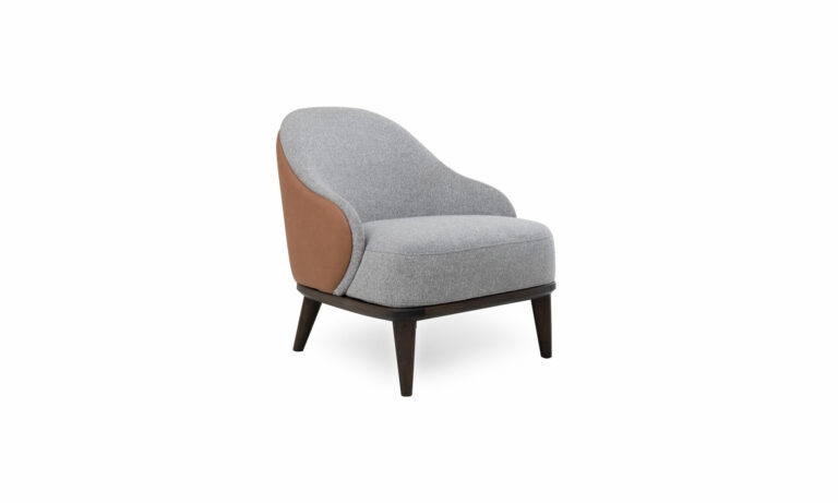 Poltrona Valencia de la marca Aristas vista en diagonal. Presenta un diseño moderno con un asiento y respaldo acolchados, y patas en madera color Olmo.