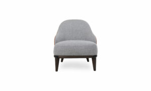 Poltrona Valencia de la marca Aristas vista de frente. Presenta un diseño moderno con un asiento y respaldo acolchados, tapizados en tela de acabado suave.