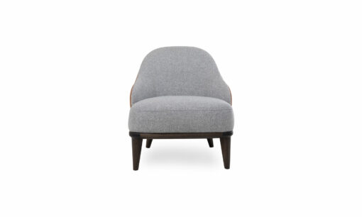 Poltrona Valencia de la marca Aristas vista de frente. Presenta un diseño moderno con un asiento y respaldo acolchados, tapizados en tela de acabado suave.