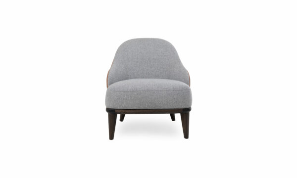 Poltrona Valencia de la marca Aristas vista de frente. Presenta un diseño moderno con un asiento y respaldo acolchados, tapizados en tela de acabado suave.