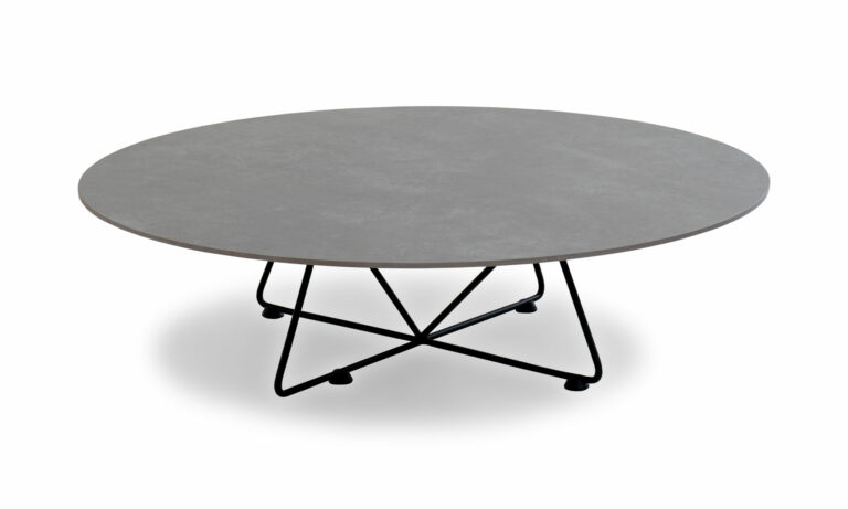 Mesa de Centro Bruselas en Cerámica Redonda Gris de la marca Aristas vista de frente. Presenta una superficie de cerámica gris de forma circular con un acabado suave y moderno, sostenida por una base metálica con patas delgadas y anguladas.