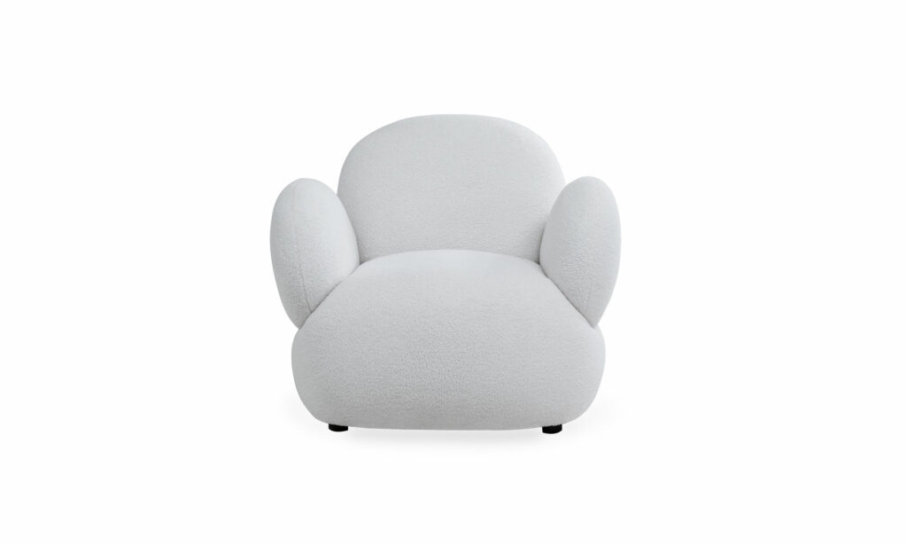 Vista frontal de la poltrona Niza de la marca Aristas. Un diseño moderno y elegante, con un respaldo acolchado ligeramente inclinado y brazos amplios.