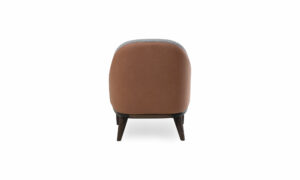 Poltrona Valencia de la marca Aristas vista en perspectiva posterior. Presenta un diseño moderno con un asiento y un respaldo acolchado en el color de tela Nobuck Coñac.