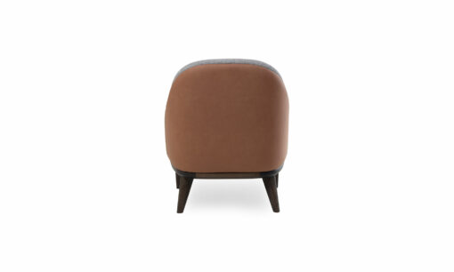 Poltrona Valencia de la marca Aristas vista en perspectiva posterior. Presenta un diseño moderno con un asiento y un respaldo acolchado en el color de tela Nobuck Coñac.