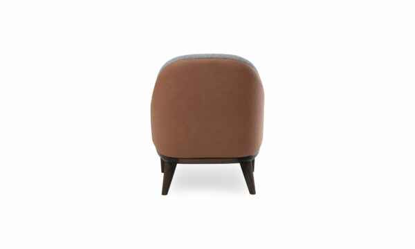 Poltrona Valencia de la marca Aristas vista en perspectiva posterior. Presenta un diseño moderno con un asiento y un respaldo acolchado en el color de tela Nobuck Coñac.